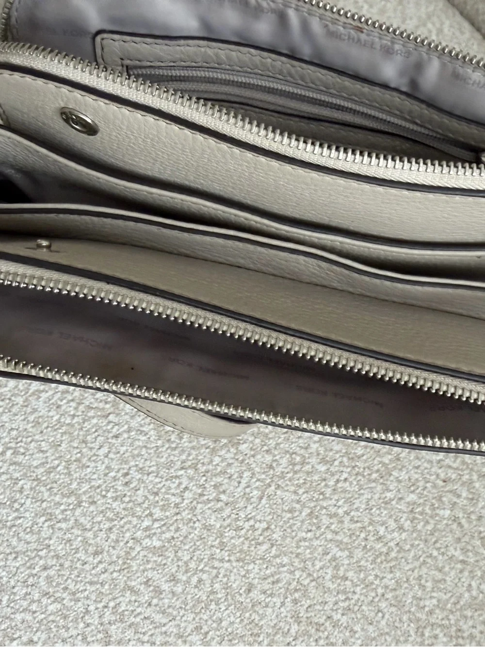 🤍 Michael Kors Crossbody Bag – Light Gray / Cream